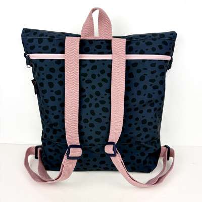 Mochila con tejido impermeable y cerrada con cremallera 2