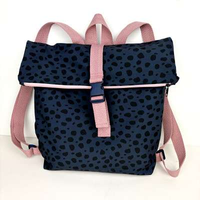 Mochila con tejido impermeable y cerrada con cremallera