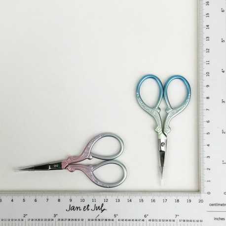 Tijeras pequeñas para coser de colores